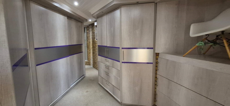 4 Bedroom Property for Sale in Pellissier Free State